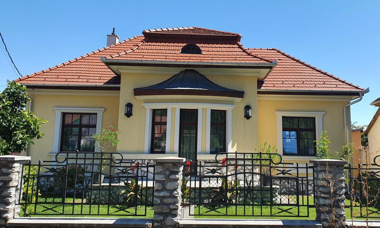 Varkert Deluxe Apartmanhaz Miskolc Exterior photo